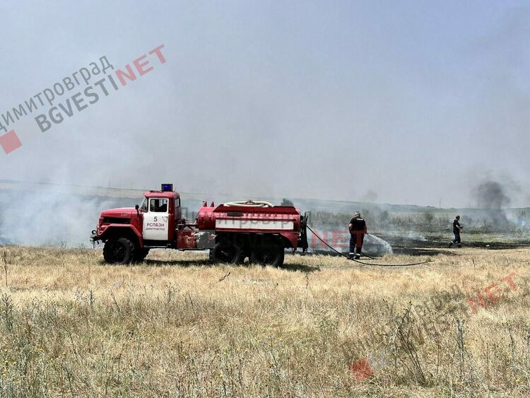 Пожар гори между селата Крум и Добрич, четири екипа на пожарната са на терен