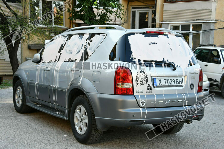 „Разкрасиха“ паркиран джип с бяла боя