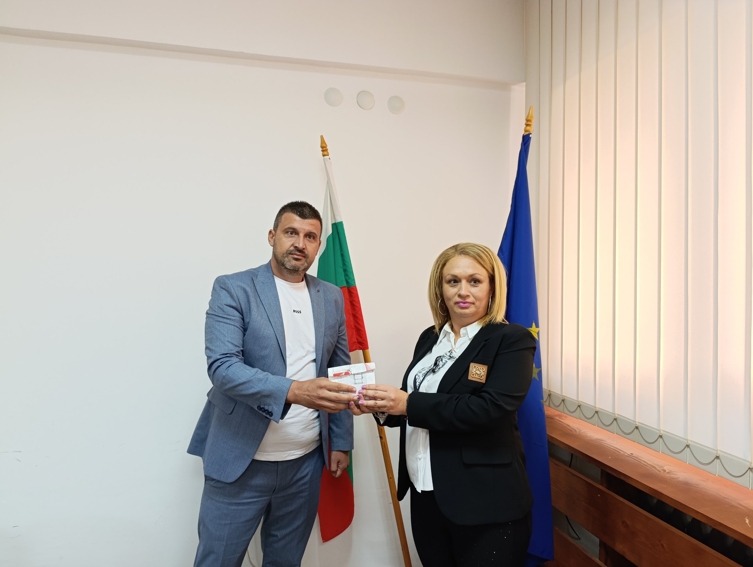 Зам.-областният управител инж. Владимир Сертов връчи печата на Районна избирателна комисия – Смолян