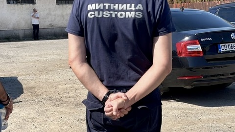 Повдигнаха обвинения на петима от задържаните митничари и съучастници за далаверата с конфискувани парфюми и дрехи