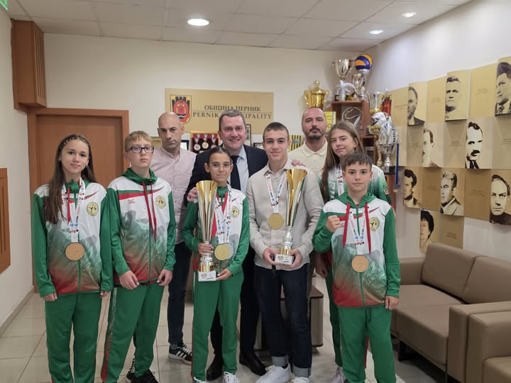 Кметът на община Перник Станислав Владимиров се срещна с младите състезатели по кикбокс