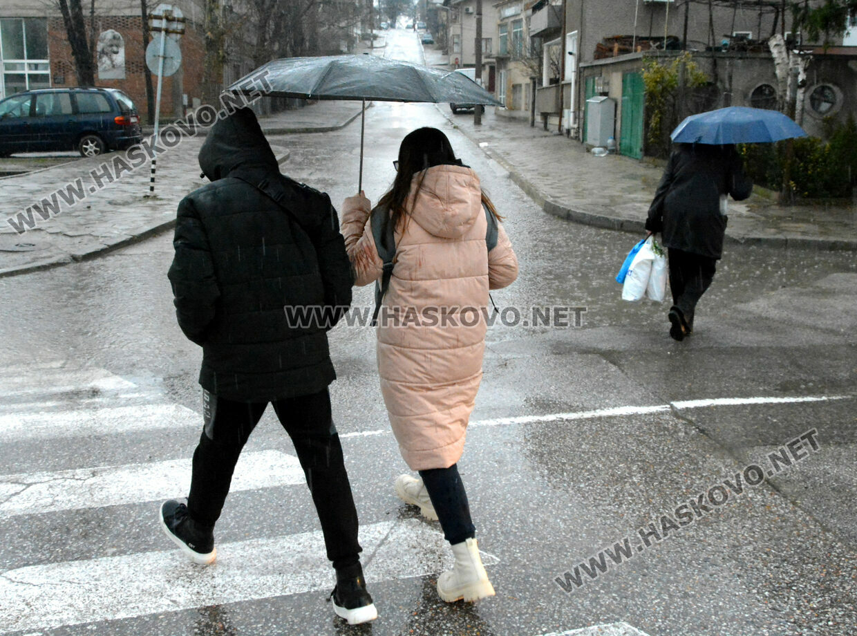 Облачно и дъждовно в цялата страна