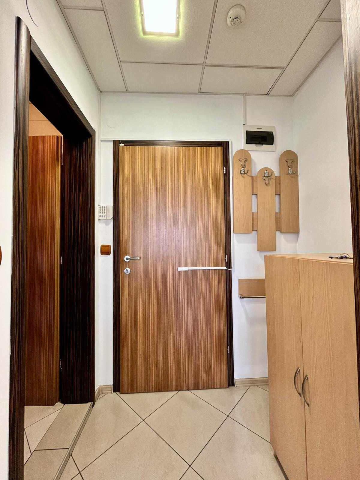 №3963 Обзаведен офис за продажба в бизнес сграда ново строителство, Център - Хасково.