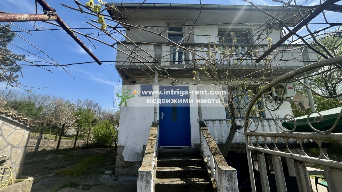 №4083 Двуетажна къща с двор, ток, вода и канализация в село Златополе, общ. Димитровград.