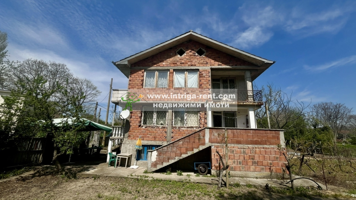 №4083 Двуетажна къща с двор, ток, вода и канализация в село Златополе, общ. Димитровград.