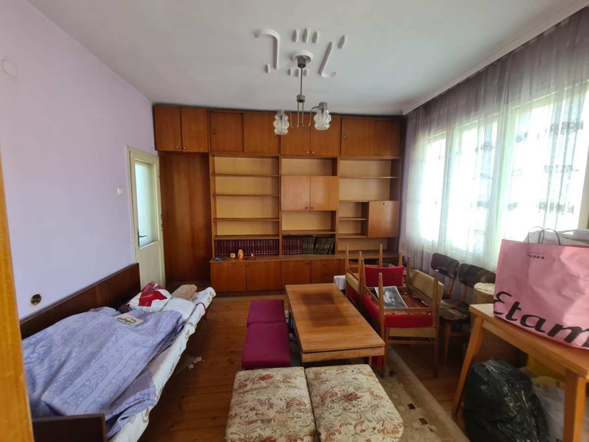 Просторен тристаен апартамент в кв.Овчарски,гр.Хасково