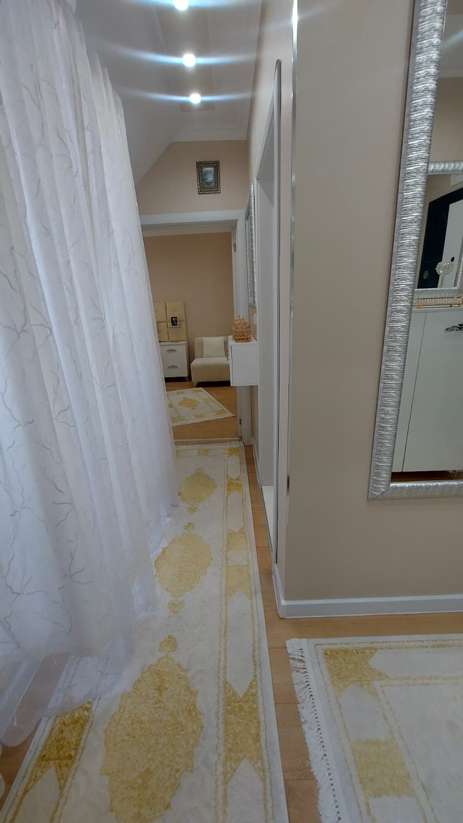 Напълно обзаведен и оборудван апартамент в луксозна жилищна сграда в широкия Център на гр.