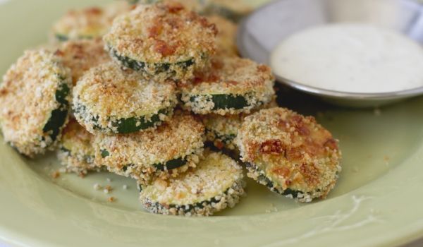 Хрупкави тиквички с пикантен сос