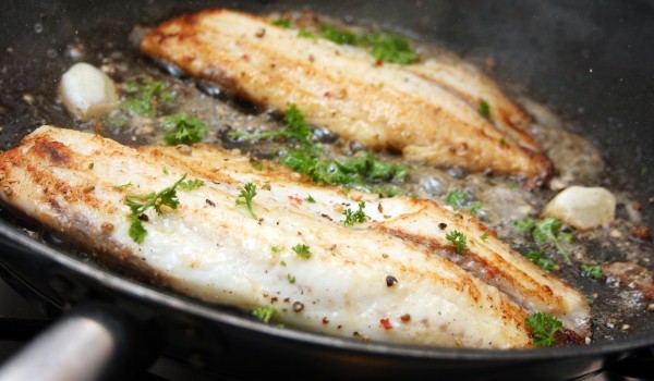 Попарен чесън с риба