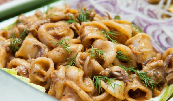 Задушени калмари с лук