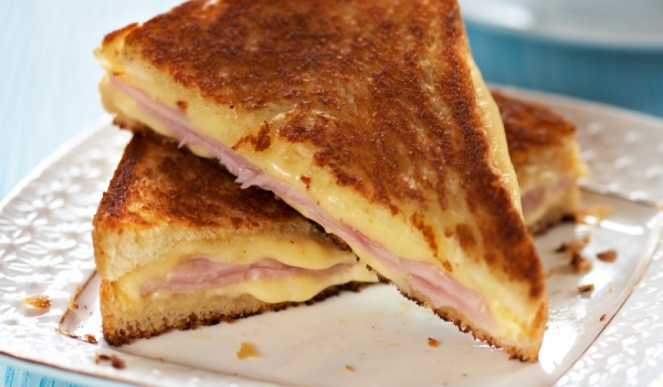 Пържени филийки с шунка