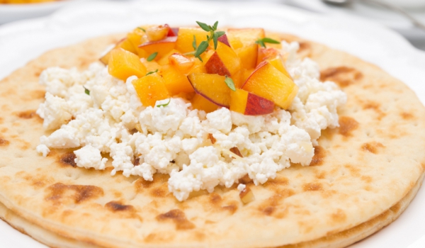 Питки със сирене и плодове