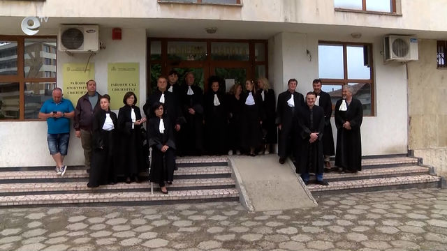 2-Protest Svilengrad.mp4Адвокати от Свиленград и региона излязоха на мълчалив протест, заради закриването на Районния съд